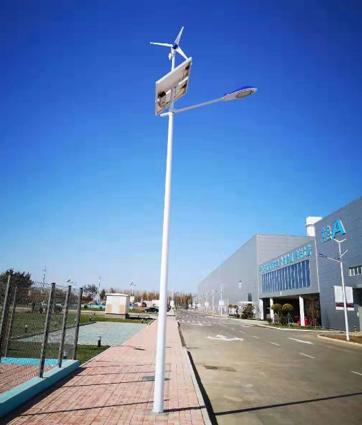 8米风光互补太阳能路灯